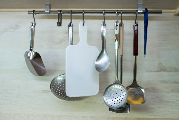 廚房用具掛在墻上,廚房用具在廚房里